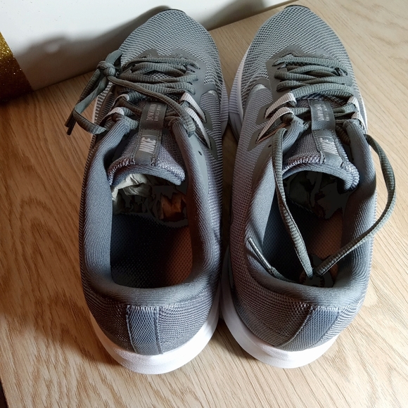 NWT Nike Women's size 12 Running Shoes in Sparkling Silver! - Picture 10 of 15